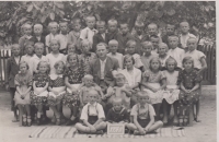 Josef Novosad se spolužáky a učitelem Františkem Fofoňkou ve škole ve Velkém Zdenci, 1937