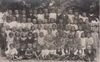 Josef Novosad se spolužáky ve škole ve Velkém Zdenci, 1937