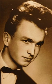 Karel Kavička na maturitní fotografii