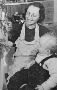 Karel Kavička se svou maminkou