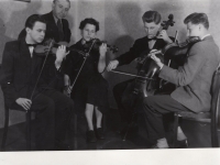 Smyčcové kvarteto, 1956 Gottwaldov, Arnošt Červinka první zleva