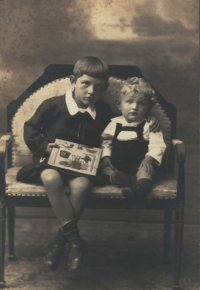 Se sestrou Miluškou, začátek 30. let 20. století