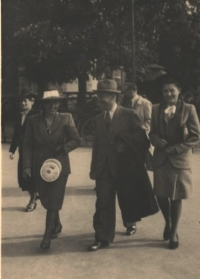 Miroslav Linhart s manželkou Žofií vlevo, Poděbrady, 40. léta 20. století