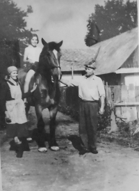 Marie Žváčková (Pospíšilová) with her parents on their family farm in Jedlí