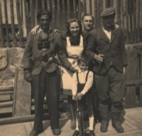 Zprava pamětníkův otec Miroslav Linhart s dcerou Miluškou a vnukem Janem