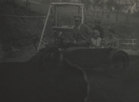 Pamětníkův tchán Oldřich Žid, výrobce vína a likérů, rozváží své výrobky