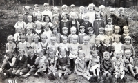 Děti ze školky v Boskovicích, rok 1939, Marie Krajíčková - první řada pátá zleva