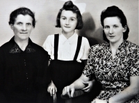 Marie Krajíčková s maminkou a babičkou