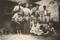 Po práci v Chanovicích, Antonín vepředu se psem, 1936