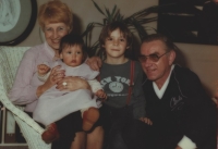 Lubor a Irena Linhartovi s vnoučaty Magdou a Filipem, začátek 80. let