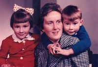 Soňa Procházková s dětmi Jindrou a Jaroslavem v roce 1960