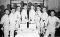Arnošt Runčík (třetí zleva) jako šermíř