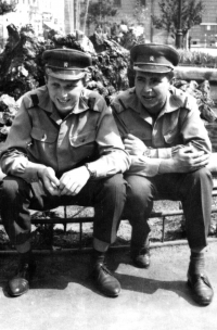 Arnošt Runčík (vpravo) na Vyšším leteckém učilišti v Košicích