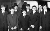Bratr Zdeněk Dragoun (pátý zleva) v tanečních, 1965