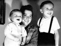 Arnošt a Zdeněk s maminkou Štěpánkou