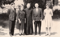 S rodiči a sourozenci po kněžském svěcení, 1964