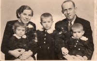 Arnošt Červinka v roce 1943 s rodinou, pamětník uprostřed