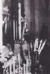 Autentická fotografie vychýleného oltářního křížku v Číhošti
