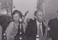 Bratr Jan Zmrhal s manželkou na oslavách narozenin své sestry