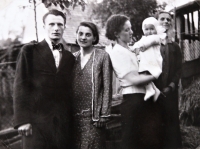 Marie Krajíčková s babičkou, maminkou, strýcem a tetou Trundovými
