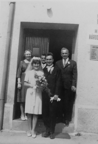 Svatba Karla a Svatavy Kavičkových v roce 1963 ve Velkém Týnci. Úplně vpravo vězněný strýc František Šoupal