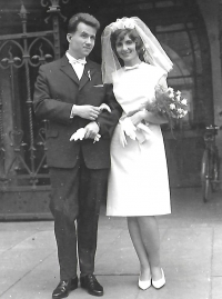 Svatba 30. 6. 1964, novomanželé před radnicí