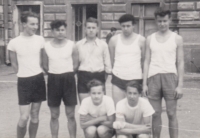 Turnaj v košíkové o pohár studentů popravených za heydrichiády, Antonín Rejlek vpravo dole, 17. duben 1951