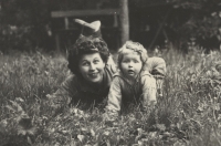 Věra Mikolášková s dcerou Jitkou, 1971