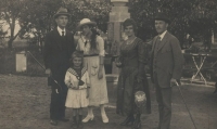 Zprava pamětníkův strýc Jan Linhart s manželkou, 20. léta 20. století