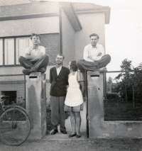 Na sloupku vlevo Václav Vaněk, vpravo jeho strýc Jarka Hoffman, 40. léta 20. století