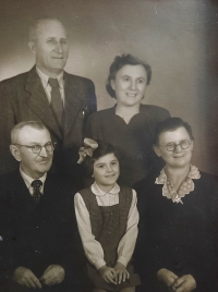Rodina Pleyerových s prarodiči Kubíkovými, žili spolu v bytě v Dolních Kralovicích