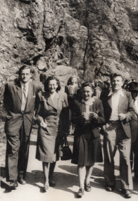 Na výletě v Šáreckém údolí, Václav Vaněk vpravo, po roce 1945 