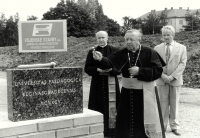 Položení základního kamene ke stavbě nového kampusu PF UHK s biskupem Karlem Otčenáškem, 1995