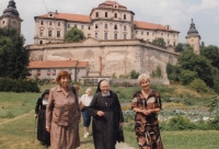 Návštěva bývalých chovankyň ženské školy v roce 1999. 