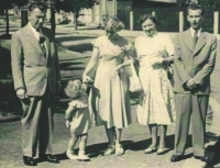 Zleva pamětníkův strýc Robert Linhart, dcera Rita, manželka Irena a její sestřenice Irma s Milanem Poláčkem, 1956