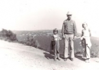 Tatínek pamětnice Josef Pavlas se svými vnučkami Jitkou (větší dívka) a Dášou na výletě v Krkonoších 