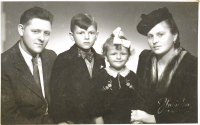Rodina Stacke se dvěma staršími dětmi, cca 1940