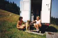 Milena Ručková (vpravo) u své pastevecké maringotky na Gruni v Beskydech / asi 80. léta