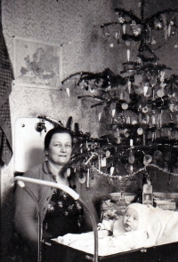 První Vánoce Mileny Ručkové, tehdy Pětrošové, s babičkou / 1940