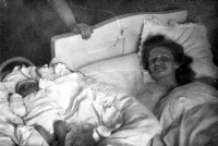 Milena Ručková se svou matkou Marií Pětrošovou krátce po porodu / 1940