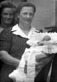 Milena s babičkou Marií Pětrošovou / 1940
