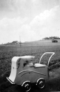 Milena Ručková v kočárku / 1940