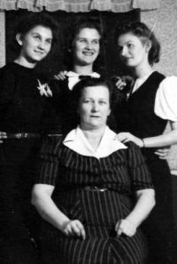 Marie Pětrošová se svými dcerami / vpravo matka Mileny Ručkové Marie Pětrošová / kolem roku 1939
