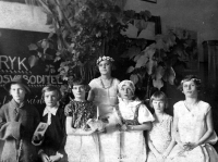 Matka Mileny Ručkové Marie Pětrošová (druhá zprava), když se začala učit švadlenou / začátek 30. let