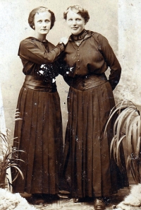 Babička Mileny Ručkové Marie Pětrošová (vlevo)