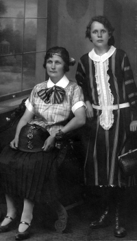 Babička pamětnice Marie Pětrošová (vpravo)