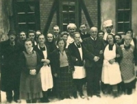Maminka Charlotty Scharfové, paní Brücknerová (třetí zleva dole); snímek zachycuje zaměstnance restaurace v Jablonci nad Nisou, kde po válce pracovala