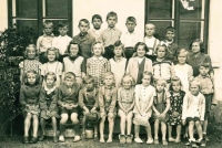 Charlotte Scharfová (čtvrtá zprava dole) na třídním snímku, zcela vpravo paní učitelka Chlumová, přelom 40. a 50. let 20. století