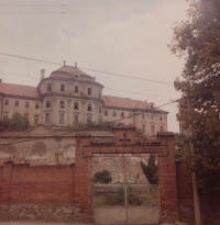 Vstup do chotěšovského kláštera v 90. letech