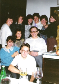 Úvěrářem v České spořitelně, pamětník sedící veprostřed, 1990